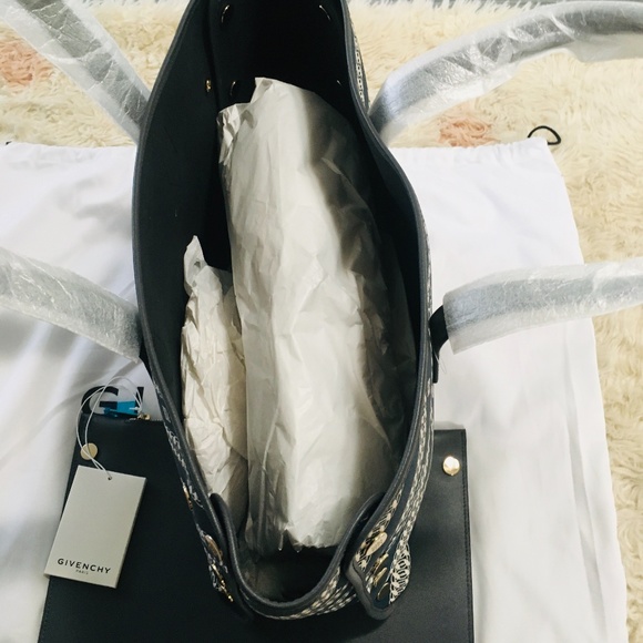 New Authentic Givenchy Medium Bond Chain Canvas Tote - Picture 8 of 8